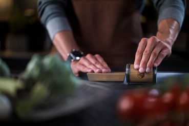 Preview: Horl 2 in Aktion mit Schleiflehre beim Schleifen