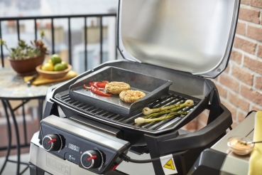 Preview: Gusseisengrillplatte 6609 Weber im Einsatz