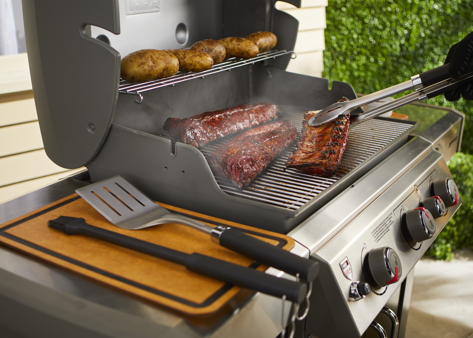 Preview: Entdecken Sie das Weber Precision Grillbesteck-Set, bestehend aus einem präzisen Wender, einer praktischen Zange und einem großformatigen Pinsel. Perfekt für die Zubereitung von Burger-Patties, Gemüse und Rippchen. Mit Soft-Touch-Griffen für sicheren Halt