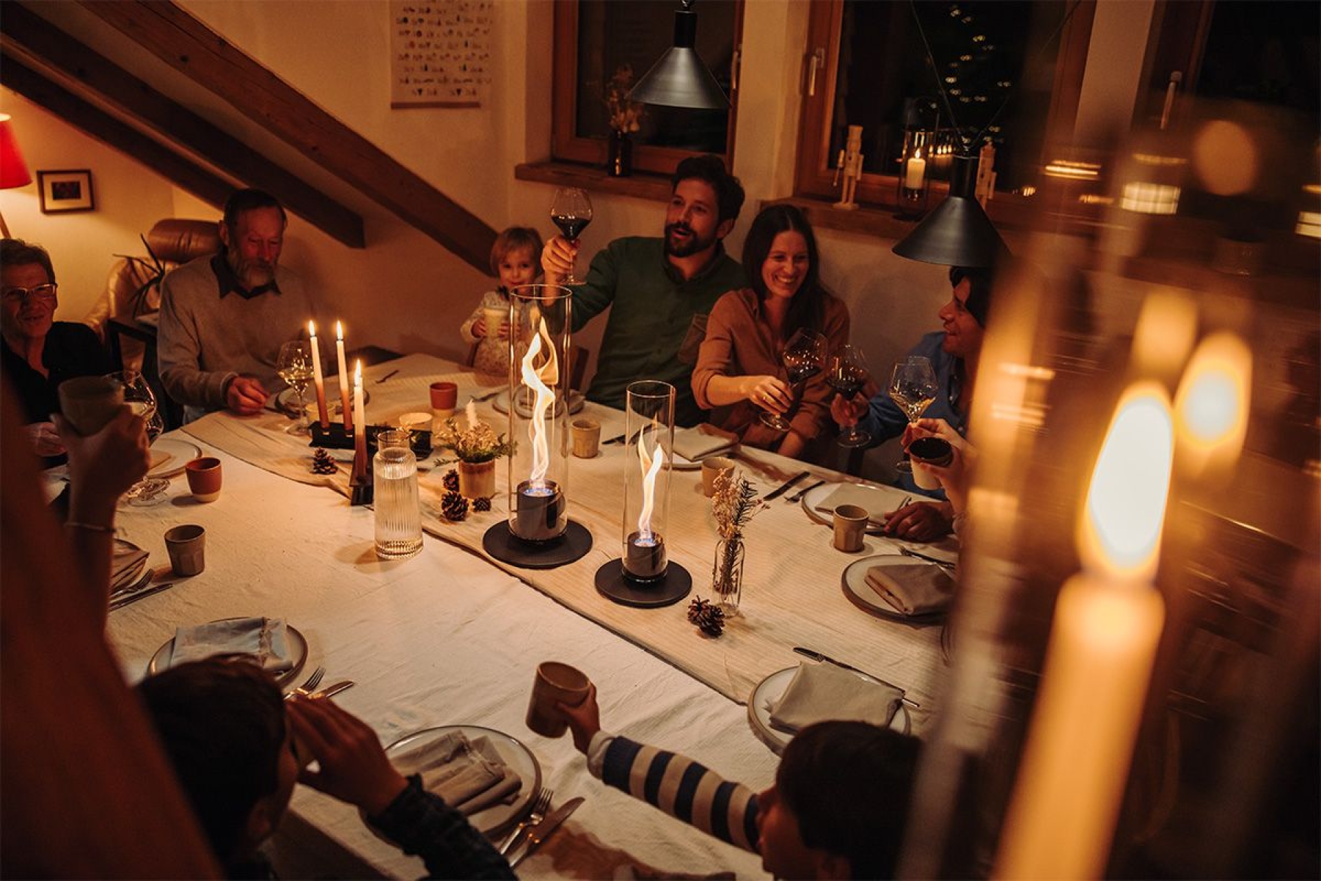 Preview: höfats SPIN 90 Tischfeuer bei einem Glas Wein