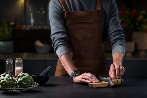 Horl 2 in Aktion mit Schleiflehre beim Schleifen 2