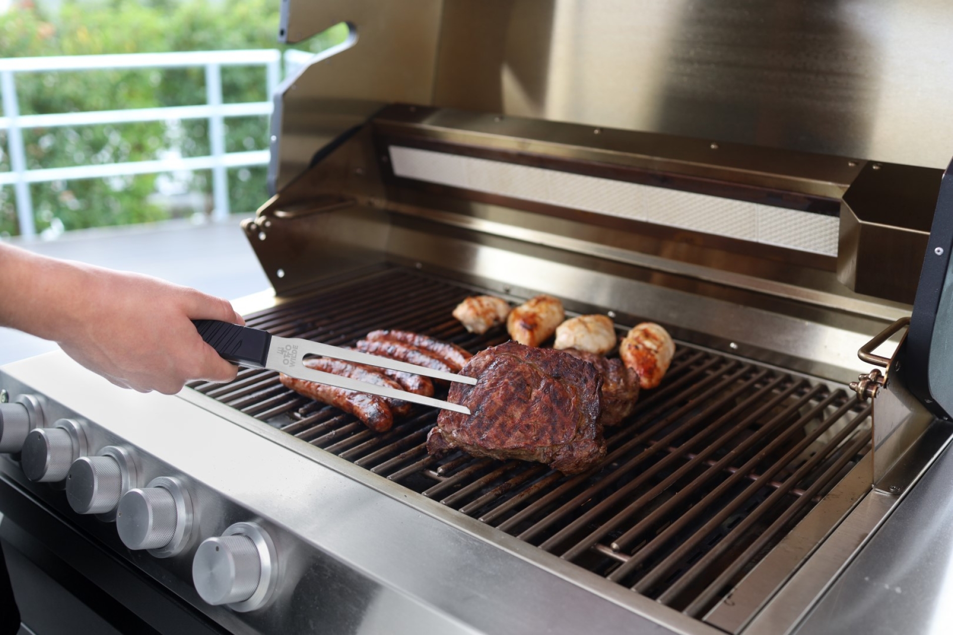Otto Wilde Grillzange im Einsatz